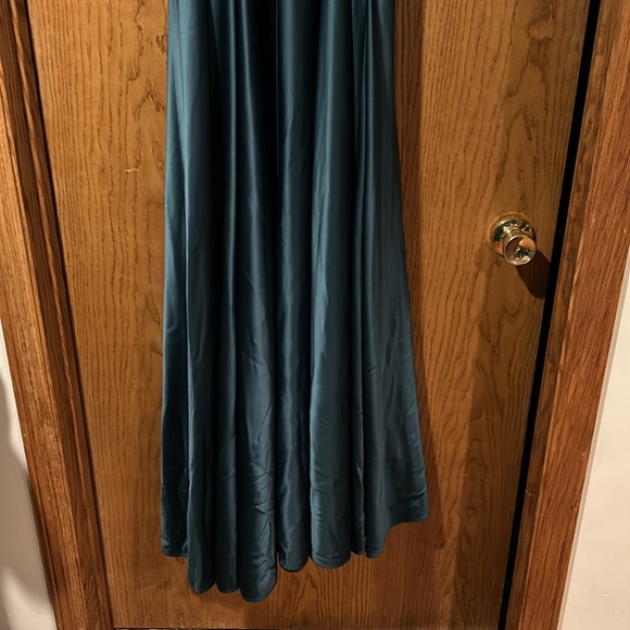 B Darlin Juniors Pleated Bodice High Slit Evening Gown. 
Size 3/4 Hunter Green - Picture 3 of 5